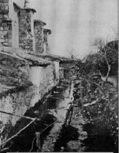 En esta foto se puede apreciar c&oacute;mo estaba la parte trasera de la iglesia Mayor, junto a la Alcazaba, con el paso del Caz Mayor y la misma tierra que bajaba del monumento.